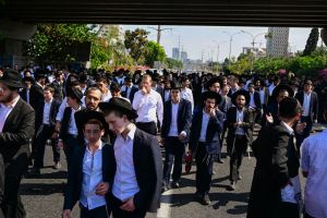 Haredi anti-draft protest blocks highway near Tel Aviv, 8 hurt as police clear road