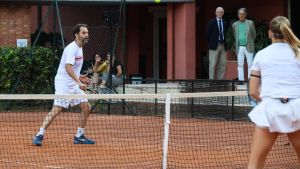 Firenze, Neri Marcorè tennista per un giorno per i piccoli pazienti del Meyer