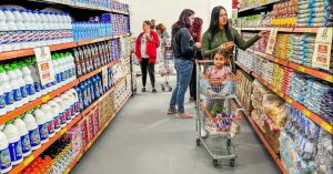 Comida mais barata faz Armazéns Solidários triplicarem público em SP