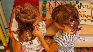 Due bambini di 5 anni ustionati all’asilo. Incidente durante attività didattica: uno è stato intubato