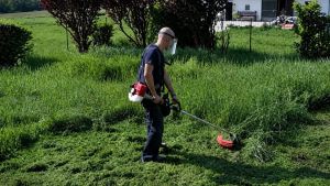 Usa il decespugliatore: colpito da una scarica elettrica