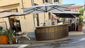 Forte dei Marmi, controlli allo storico locale: il bancone della discordia segnalato dal Comune