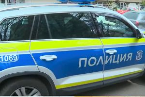 Тотален хаос: 15-годишен размаза кола пълна с деца, а рецидивист нападна спец ченге в София