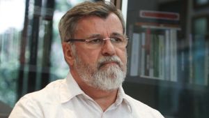 ANEM: Veran Matić napadnut sinoć ispred Skupštine Srbije dok je snimao okupljanje građana
