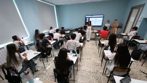Napoli, via alla maturità per 37 mila studenti. E si ferma la metropolitana: tutti a piedi