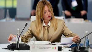 Meloni rilancia sui migranti. E FdI marca Vannacci (anche sul gender)