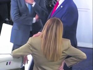 Sinistra all'ultima spiaggia: mette Giorgia sotto accusa per la mano sul fianco