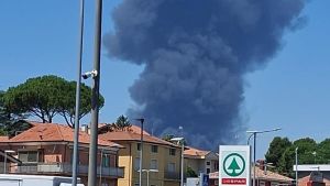 Incendio in A14 a Riccione, colonna di fumo nero nei pressi del casello: chiuso