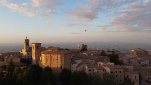La soluzione di Airbnb all’overtourism