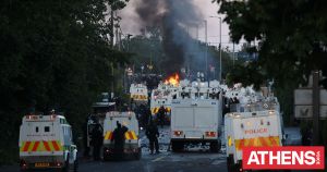 Μπέλφαστ: όχλος και κοινωνικά δίκτυα