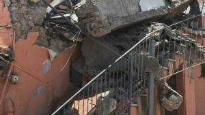 Crolla palazzina a Ercolano, messi in salvo due abitanti intrappolati dai detriti