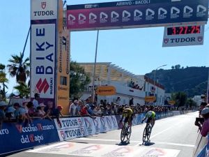 Giro d'Italia Next Gen: i Campi Flegrei incantano e il belga Van Kerckhove veste la maglia rosa