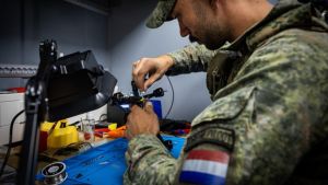 Leger oefent voor slagveld waar drones de dienst uitmaken. ‘Dit is een zieke manier van oorlog voeren’