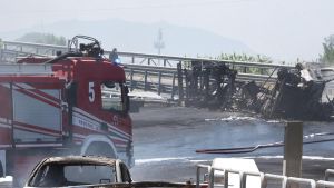Cisterna in fiamme al casello dell’A14. Colonna di fumo da decine di metri. Allarme e terrore anche sul web
