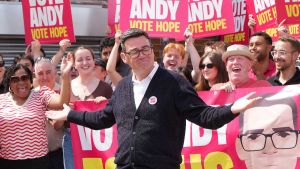 Andy Burnham ha vinto le elezioni, torna ai Comuni e vuole prendere il posto di Starmer