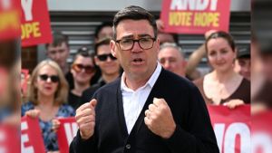 Burgemeester Andy Burnham boekt verkiezingszege en kan premier Keir Starmer nu uitdagen