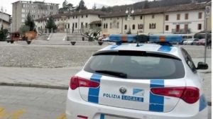 Si divertono a sradicare un bidone in una 