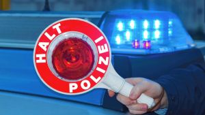 Spektakuläre Verfolgungsjagd auf der A81: Raser flieht mit Tempo 200 bis in die Schweiz