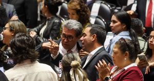 Legisladores con licencia, no canten victoria