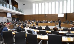 Vroče glave in huronski smeh na komisiji za nadzor javnih financ, sejo prekinili