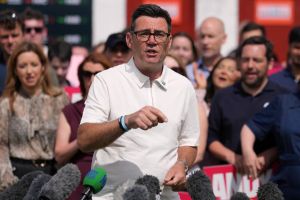 Après sa victoire retentissante, les défis d’Andy Burnham pour détrôner Keir Starmer
