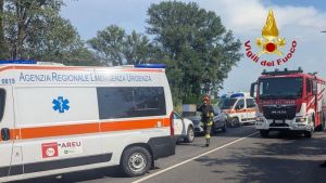 Pavia, auto sbanda e si scontra con il pullman carico di bambini