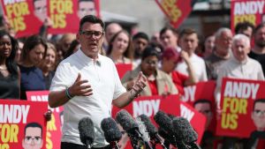 Andy Burnham dimostra che battere Farage si può e si candida a prendere il posto di Keir Starmer