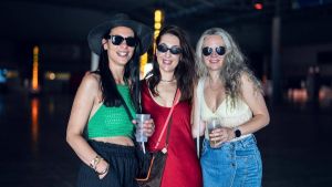 Madres marchosas, planes improvisados y fieles en el Sonar 2026: 