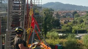 Malore in cantiere, perde i sensi sul ponteggio. Recupero ad alta quota per un giovane operaio