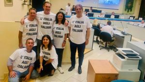 “L’Italia agli italiani”: le magliette ‘patriottiche’ dei consiglieri incendiano l’aula
