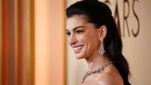 Anne Hathaway zeigt Babybauch auf Instagram