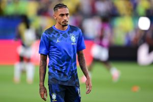 ¡Se encienden las alarmas en Brasil! Raphinha sale lesionado del juego ante Haití