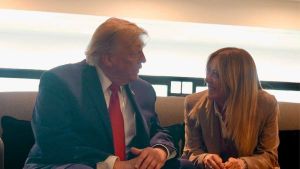 Sagge ginocchiate contro Trump. Il tycoon e Meloni possono stare vicini solo in foto, per fortuna