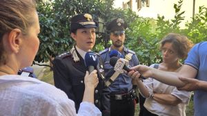 La truffa e il folle inseguimento. Deruba un’anziana e fugge in auto, poi investe un carabiniere: arrestato