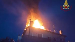 Incendio in un appartamento a Mirano: lievemente ustionato il proprietario
