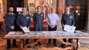 Antichi atti ecclesiastici venduti al mercatino a Venezia