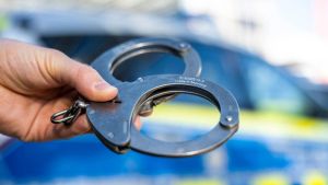 Polizeieinsatz nach Ehekrach: Frau randaliert und bedroht Ehemann mit Messer