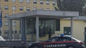 Castelnovo Sotto, insegue moglie e figlio con un coltello