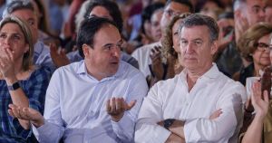 El PP monta paneles acústicos para tapar las protestas de profesores y víctimas de la DANA en el acto de Feijóo