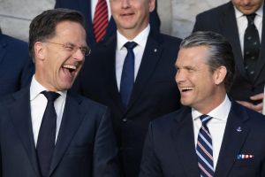Pete Hegseth is geen kruisvaarder ondanks dat ‘Deus vult’ op zijn borst