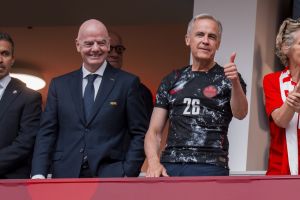 (VIDEO) Premijer Kanade Karni i Predsednik FIFA Infantino se potpisali na zastavu Rusije
