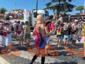 Al via il Roma Pride, il corteo sfila per le vie della Capitale con bandiere e cappelli arcobaleno