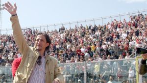 Morte di Igor Protti, curva e tribuna gremite per l’ultimo saluto al Re. Fumogeni, lacrime e cori: «Capo degli ultrà» – Video