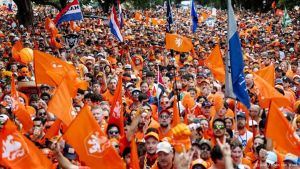 Ruim 15.000 Oranjefans in optocht naar stadion in Houston