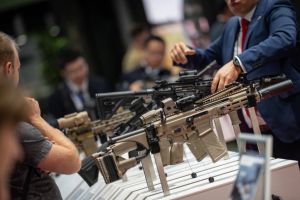 « On espère se faire du pognon » : À Eurosatory, la guerre rencontre banquiers et investisseurs