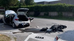 Scontro tra un’auto e una moto a Roveredo in Piano: quattro feriti in ospedale
