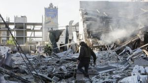 Ukrajinske vlasti: Rusija bombardovala stambenu zgradu u Harkovu, poginula najmanje jedna osoba