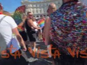 In migliaia in piazza al corteo del Roma Pride con bandiere e ventagli arcobaleno