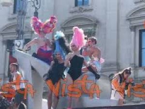 Un enorme copricapo di fiori fucsia per Priscilla - La Regina del Deserto al Pride di Roma