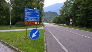 Moto contro una corriera, un ferito a Cavazzo Carnico: «Corrono troppo, ormai è un circuito»